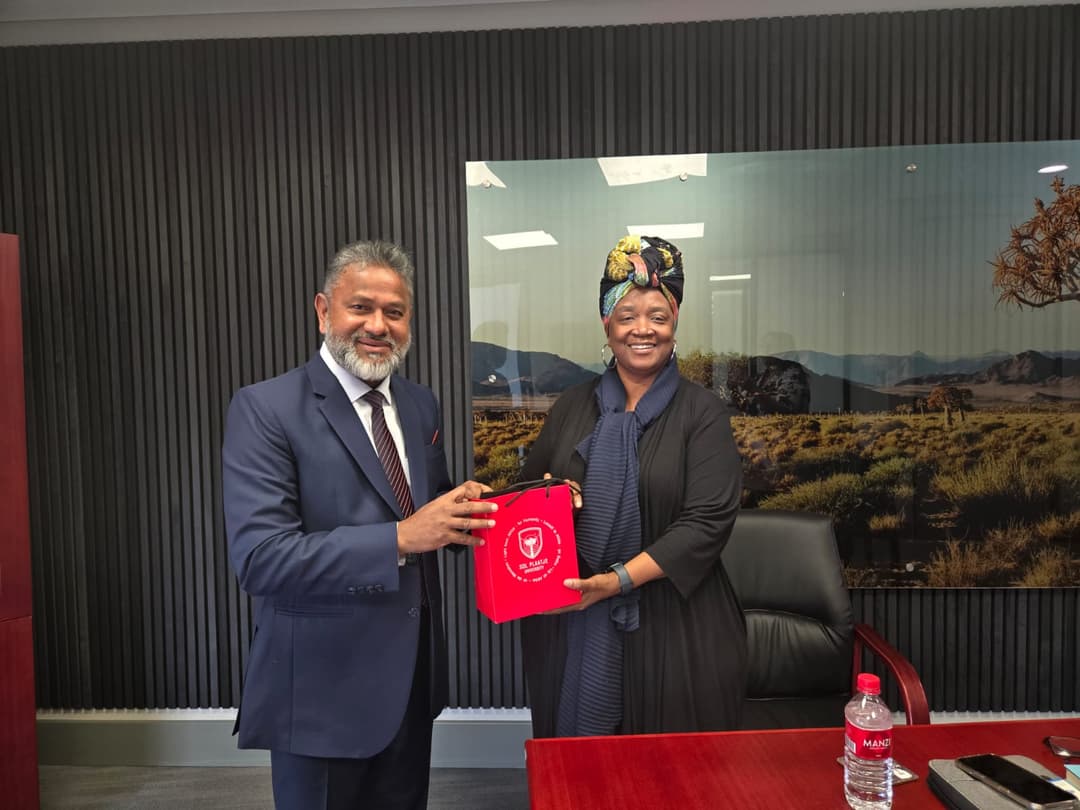 ইস্টার্ন ইউনিভার্সিটির উপাচার্যের সাথে সল প্লাকি ইউনিভার্সিটির উপাচার্যের সাক্ষাৎ