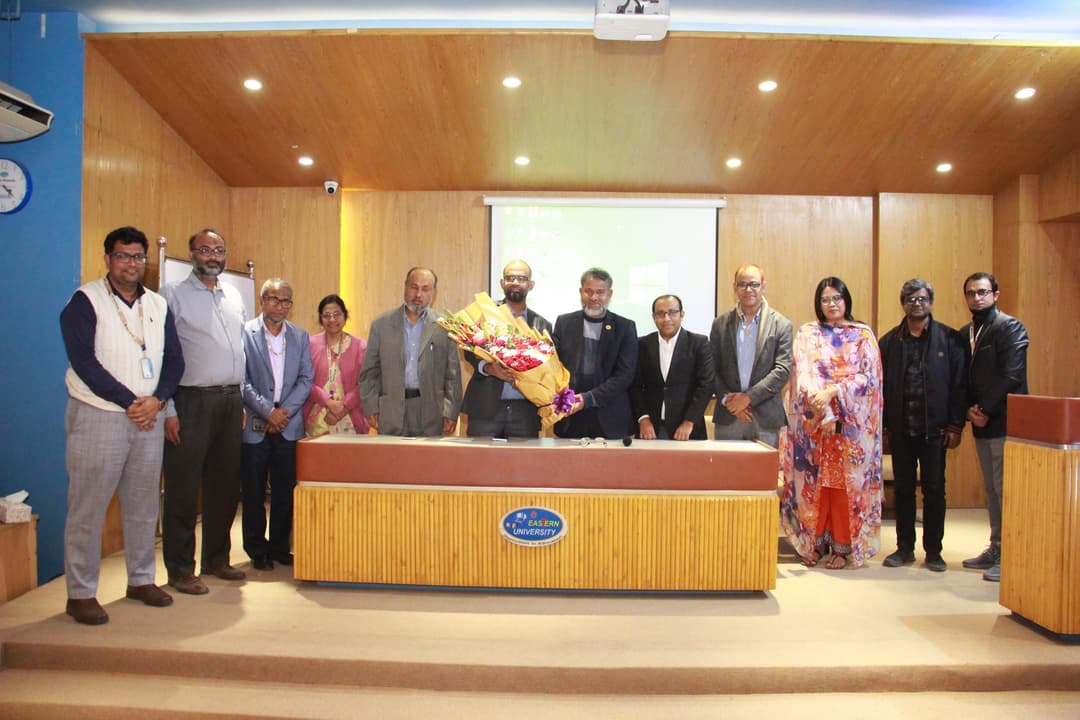 ইস্টার্ন ইউনিভার্সিটি পরিবার কর্তৃক নতুন চেয়ারম্যানকে ফুলেল সংবর্ধনা