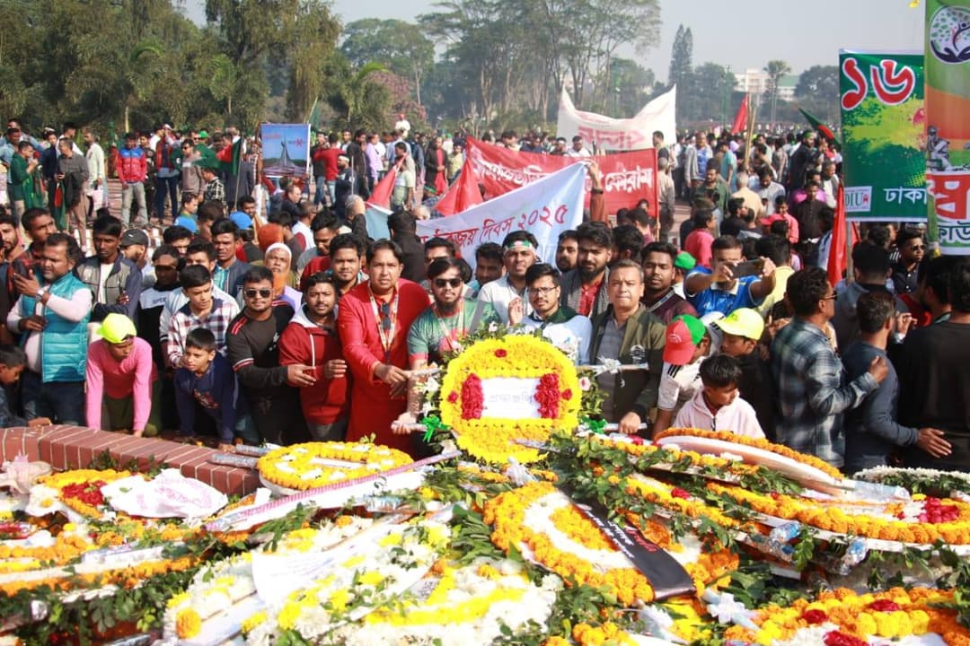 জাতীয় স্মৃতিসৌধে ইস্টার্ন ইউনিভার্সিটির পুষ্পস্তবক অর্পণ