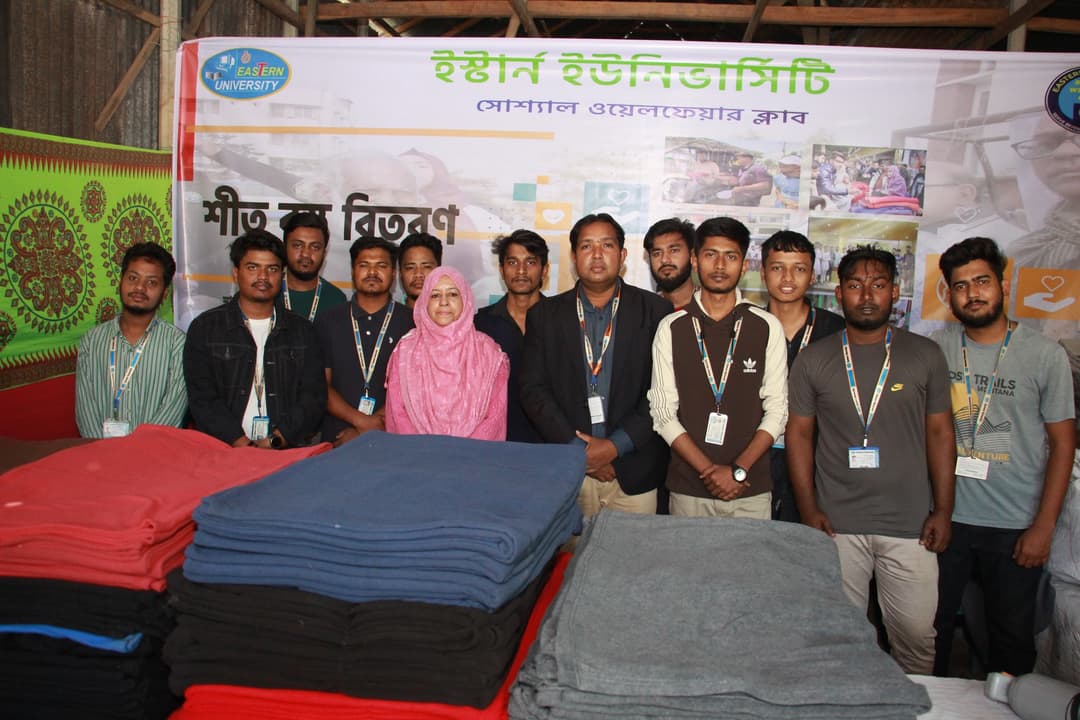 ইস্টার্ন ইউনিভার্সিটির সোশ্যাল ওয়েলফেয়ার ক্লাবের উদ্যোগে শীতার্তদের মাঝে কম্বল বিতরণ